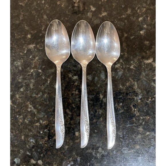 Lilac Time Pattern Silverplate 1881 Rogers/Oneida 30-Piece Set Antique Tea Party - Picture 11 of 15